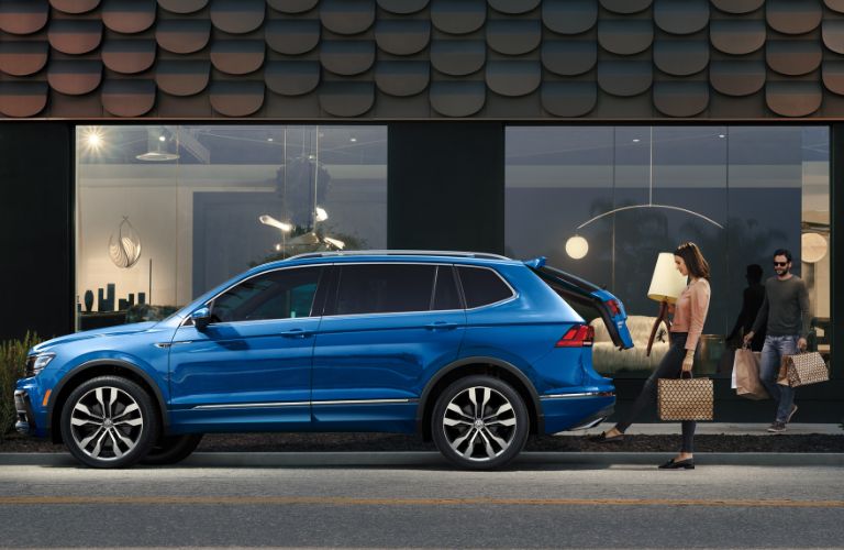 Side view of a blue 2020 Volkswagen tiguan